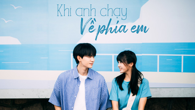 Khi anh chạy về phía em